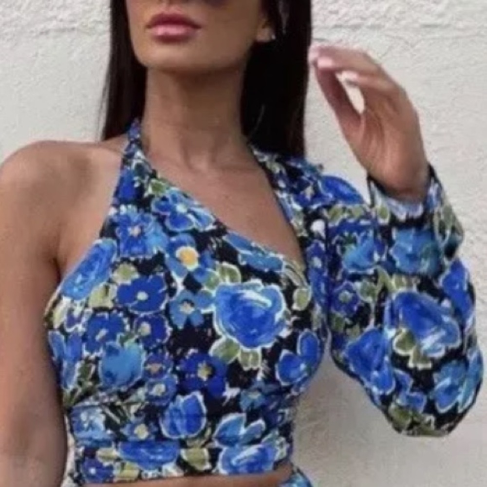 NWT ZARA zone shoulder blue floral asymmetrical crop blouse size medium